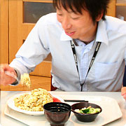 大食いで有名な若手社員の斎藤さん。元中華シェフが作る絶品パラパラチャーハンがてんこ盛り！