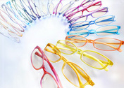 普段かけない人にも役立つメガネを、という思いで開発された「機能性アイウエア」ヒット商品である。
