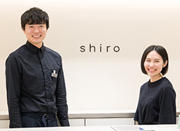 製造から販売までを一貫して自社で行っているため、「shiro」で働くすべてのスタッフが幅広い仕事にチャレンジできる